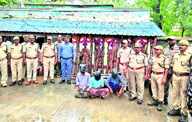 40 ఎర్రచందనం  దుంగలు స్వాధీనం