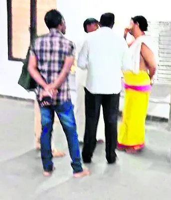 వ్యాపారుల సిండికేట్... ప్రభుత్వ ఆదాయానికి గండి