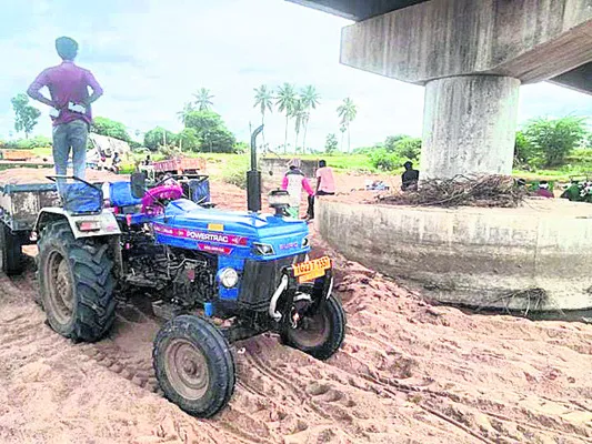 ఇసుకాసురుల బరితెగింపు