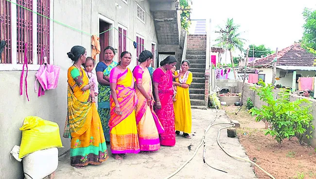 తెగిపడిన హైటెన్షన్ విద్యుత్ తీగలు