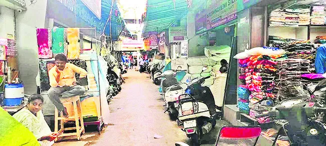 బోసిపోయిన బెజవాడ మార్కెట్లు