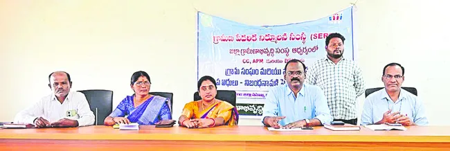 మహిళా సంఘాల బలోపేతమే లక్ష్యం