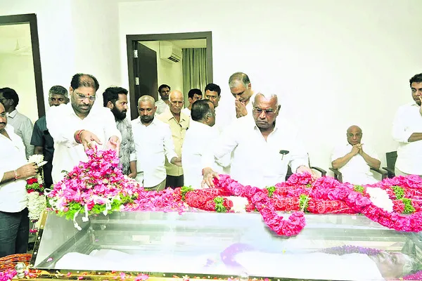 హరీశ్రావుకు పరామర్శ