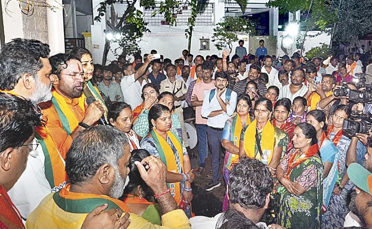 కాంగ్రెస్ ముసుగులో మజ్లిస్ పోటీ చేస్తోంది