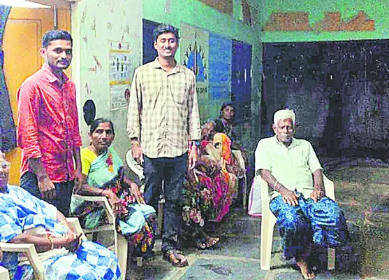 తుపాను రక్షణ సేవలో సచివాలయ ఉద్యోగులు  