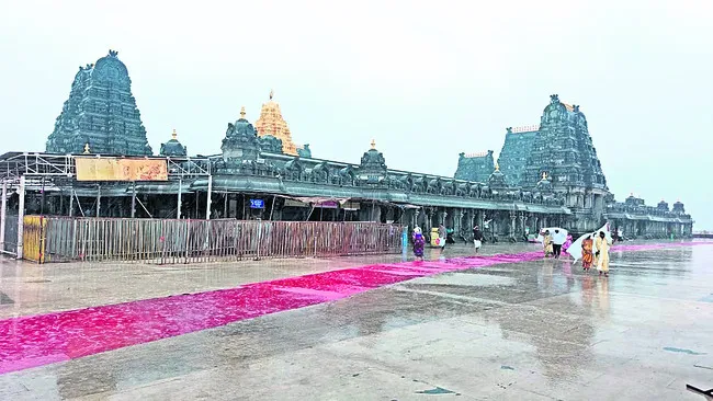 యాదగిరి క్షేత్రానికి ‘మోంథా’ ఎఫెక్ట్‌