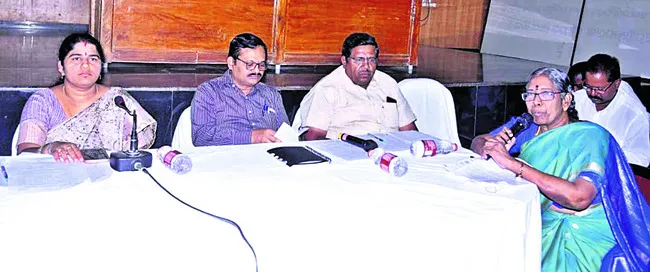 రైతుల కన్నీళ్లు తుడవండి