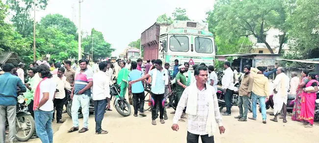 టార్పాలిన్లు ఇవ్వాలని రాస్తారోకో