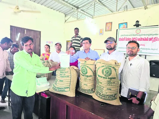 వాతావరణానికి అనుగుణంగా పంటలు సాగు చేయాలి