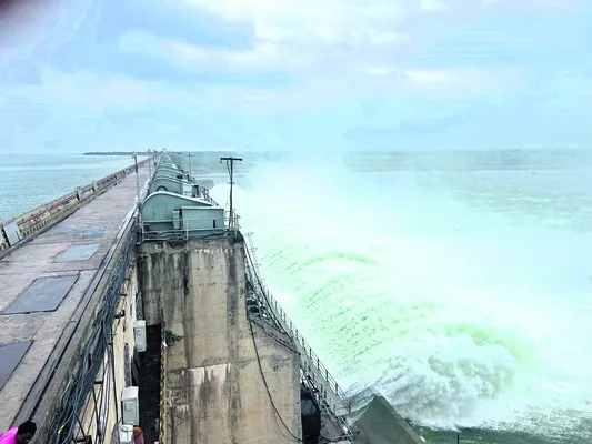 ఎస్సారెస్పీకి పోటెత్తిన వరద 