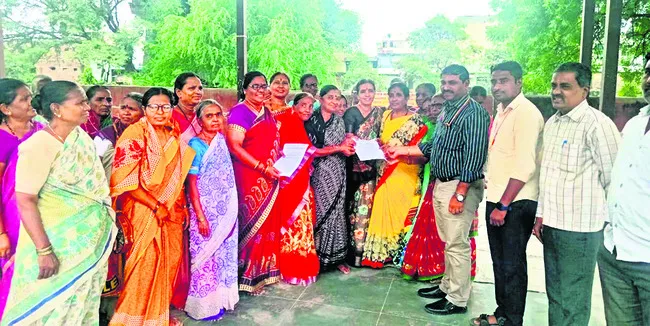 అంగన్వాడీ కార్యకర్తలకు పెన్షన్ ఇవ్వాలి