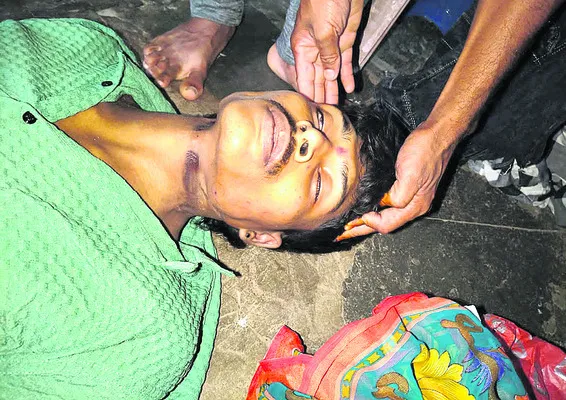 బైక్‌ కొనివ్వలేదని యువకుడు ఆత్మహత్య