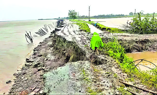 కృష్ణానదిలోకరిగిపోయిన జింకపాలెం రోడ్డు