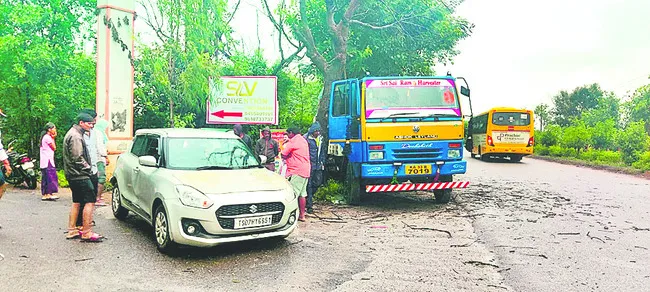 కారును ఢీకొన్న డీసీఎం