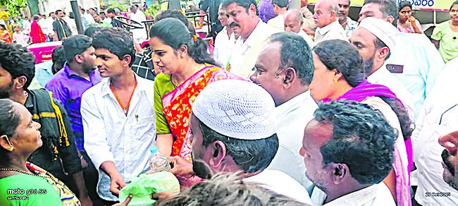 వరద బాధితులకు భోజనం అందించరా? 