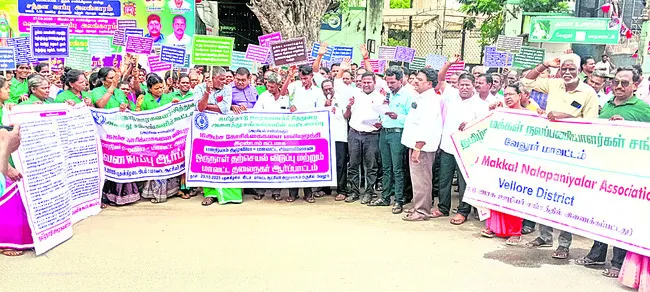 సమస్యల పరిష్కారానికి ధర్నా 