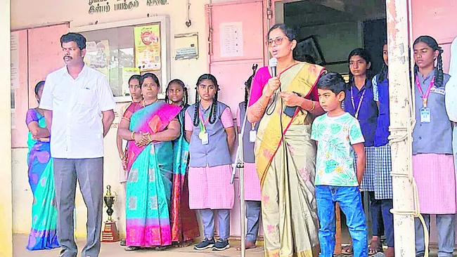 కలెక్టర్‌ హోదాలో పాఠశాలకు పూర్వవిద్యార్థిని 