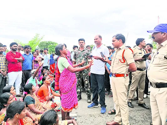 బస్సులు ఆపాలని మహిళల రాస్తారోకో