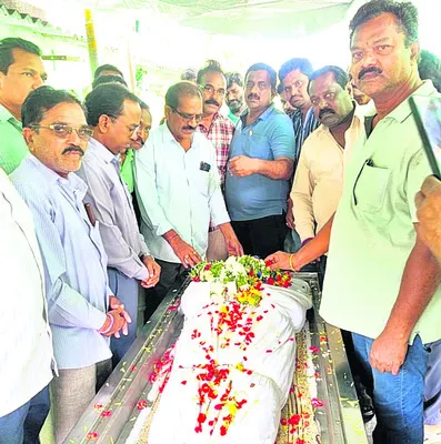 ‘వైద్యుల నిర్లక్ష్యంతోనే కార్మికుడు మృతి’