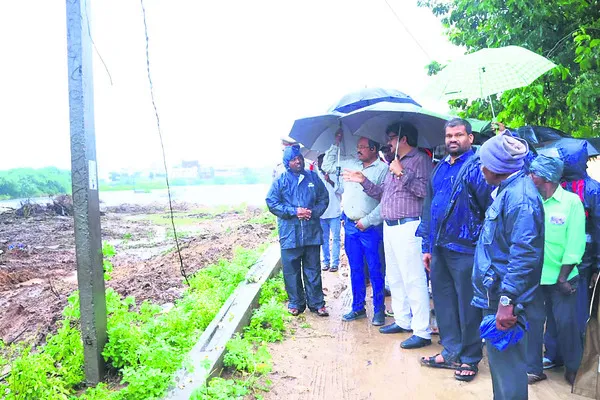 అప్రమత్తంగా ఉండాలి : కలెక్టర్