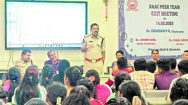 సైబర్‌ నేరాలపై అవగాహన 