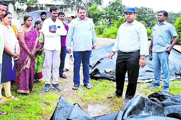 టార్పాలిన్లు అందుబాటులో ఉంచాలి