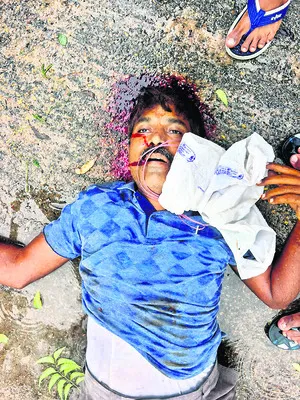 చెట్టు కూలి మీదపడి మరిపెడ వాసి మృతి