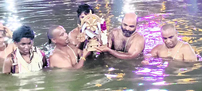 శాస్త్రోక్తంగా కురుమూర్తిస్వామి చక్రస్నానం