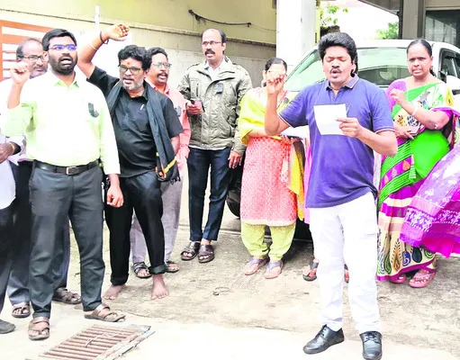 జీఎస్టీ జాయింట్ కమిషనర్ తీరుపై నిరసన