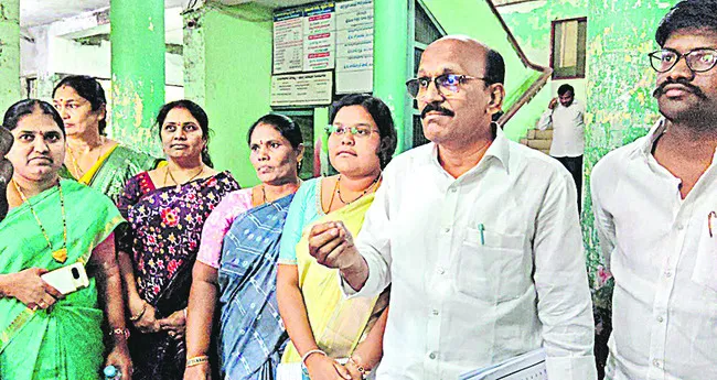 చైర్‌పర్సన్‌పై అవిశ్వాసం పెడతాం 
