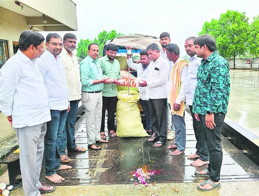దళారులతో మోసపోవద్దు
