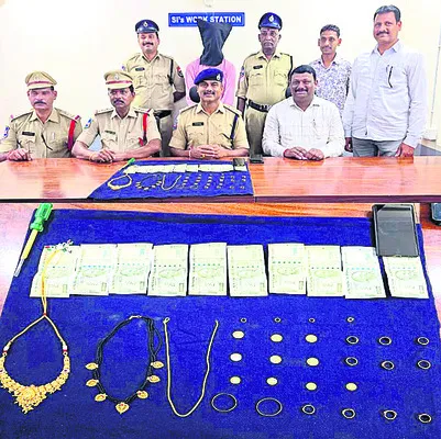 రమ్మీ ఆడి.. దొంగగా మారి