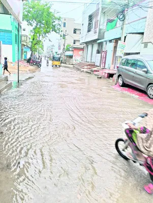 జిల్లాకేంద్రంలో లోతట్టు ప్రాంతాలన్నీ జలమయం 
