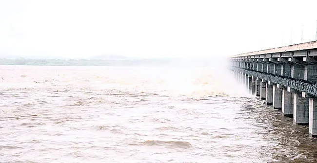 ఎల్లంపల్లి గేట్లు ఎత్తివేత