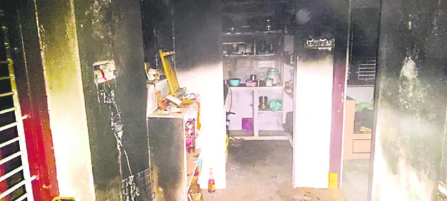 ఫ్రిడ్జి పేలుడుతో కలకలం 