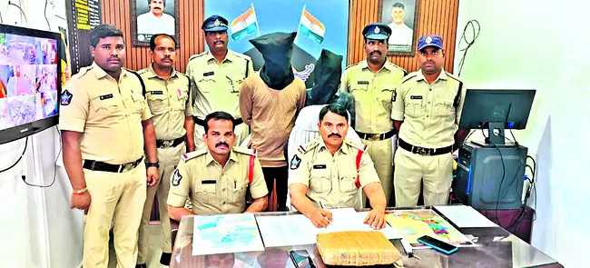 గంజాయి విక్రయిస్తున్న విద్యార్థుల అరెస్టు