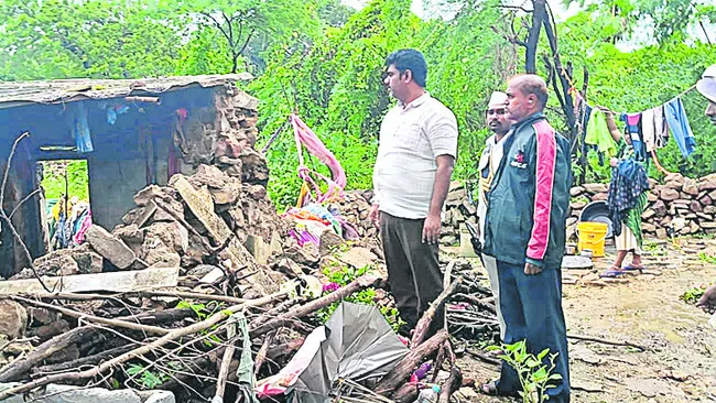 భారీ వర్షానికి కుప్ప కూలిన ఇల్లు  