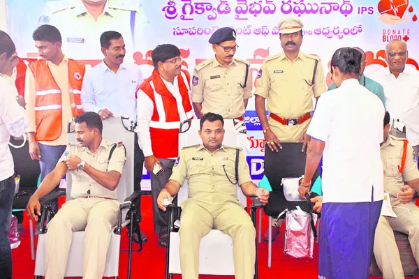 రక్తదానం చేసి ప్రాణదాతలుగా నిలవాలి 