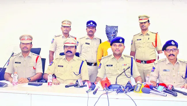 వివాహేతర సంబంధం బయటపడుతుందనే..