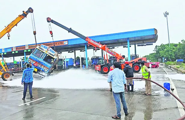 జాతీయ రహదారిపై కెమికల్‌ ట్యాంకర్‌ బోల్తా