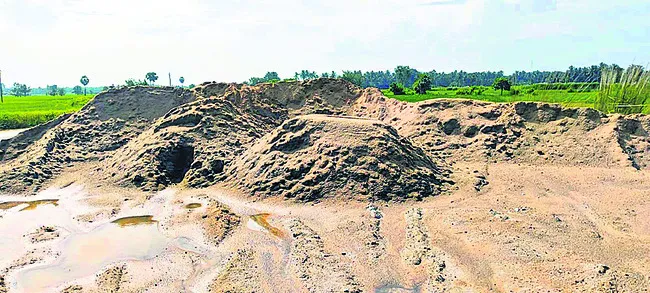 యథేచ్ఛగా ఇసుక అక్రమ రవాణా