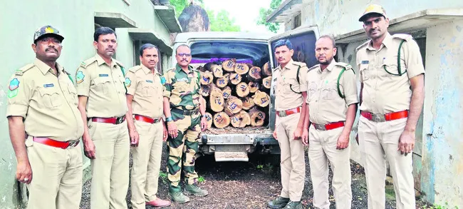 టేకు దుంగలు స్వాధీనం