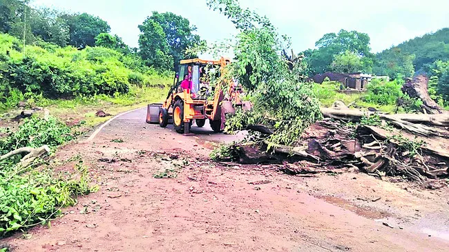 స్తంభించిన రాకపోకలు