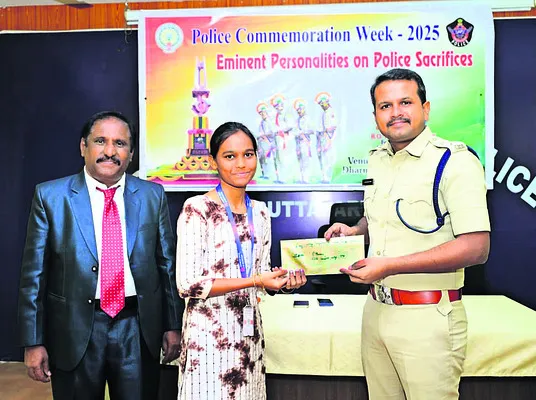 విద్యతోనే ఉజ్వల భవిత : ఎస్పీ