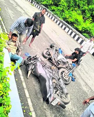 రెండు బైక్‌ల ఢీ..              ఇద్దరికి గాయాలు 