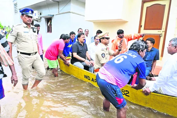 జలంలో జనం.. పడవపై గంటా