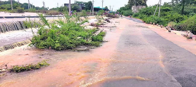 నిండిన చెరువులు 