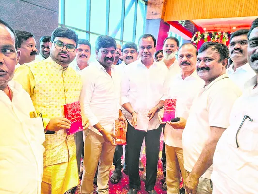 రిటర్న్ గిఫ్ట్గా  రాజ్యాంగం పుస్తకాలు