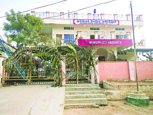 అక్రమాలకు ‘అండదండ’లు