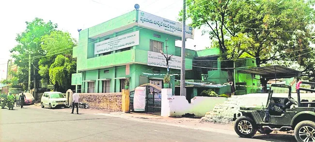 కొనుగోళ్లు లేక.. ఆదాయం రాక